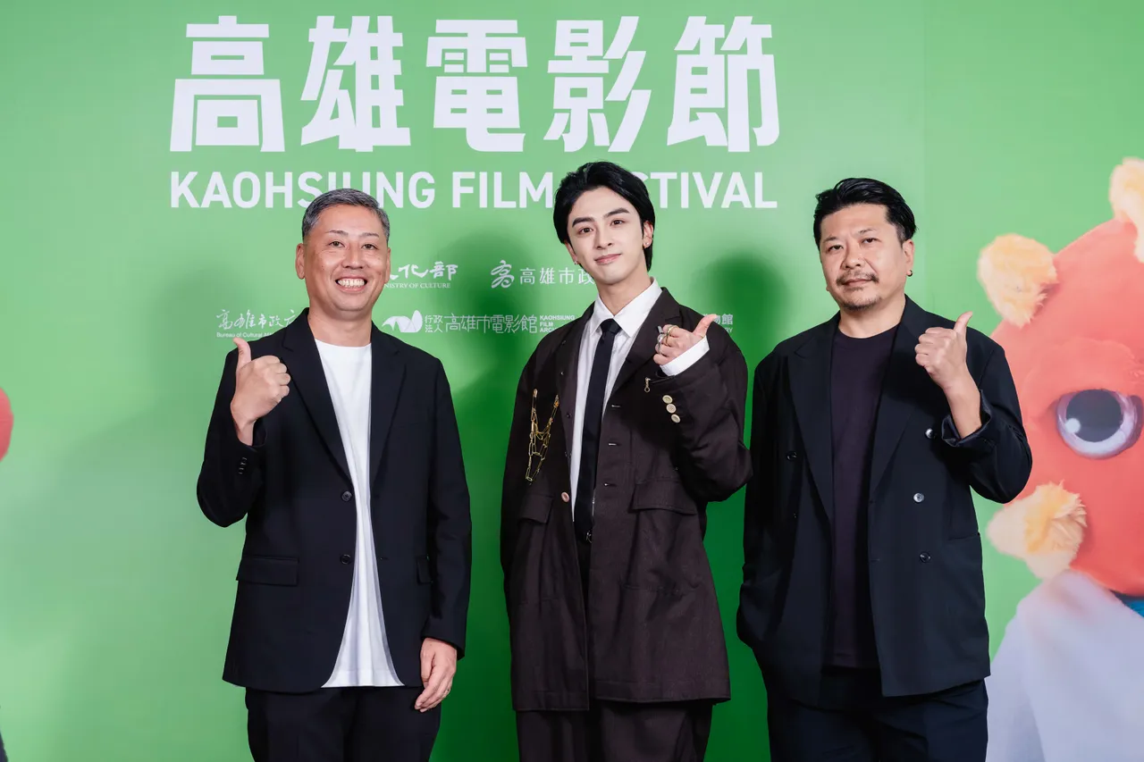 《魔女没条件》导演小南敏也(左起)、男主角新原泰佑、制作人久保和明出席高雄电影节。高雄电影节提供
