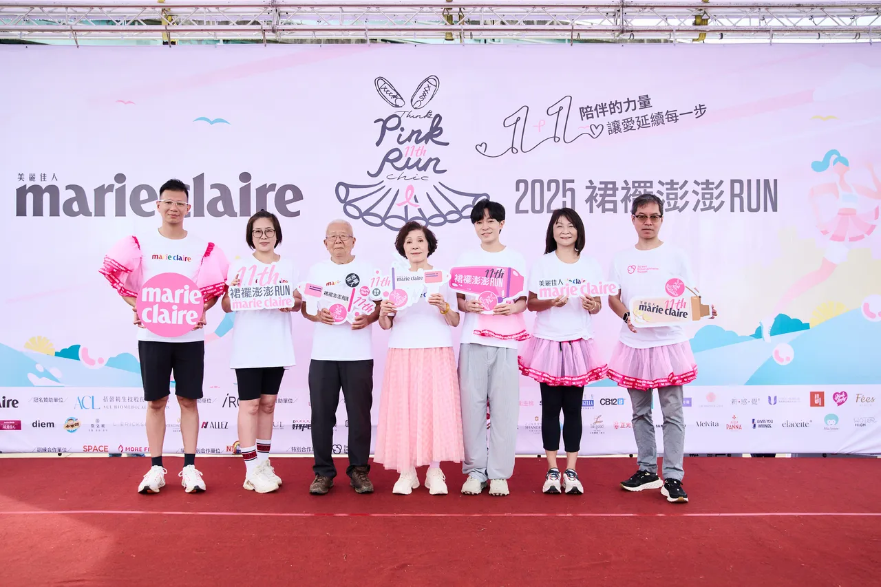 吴青峰(右3)与妈妈携手响应国际乳癌防治月。marie claire美丽佳人国际中文版提供