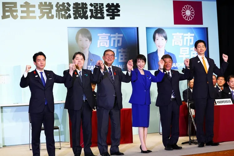 落選的小泉（左）表情尷尬。路透