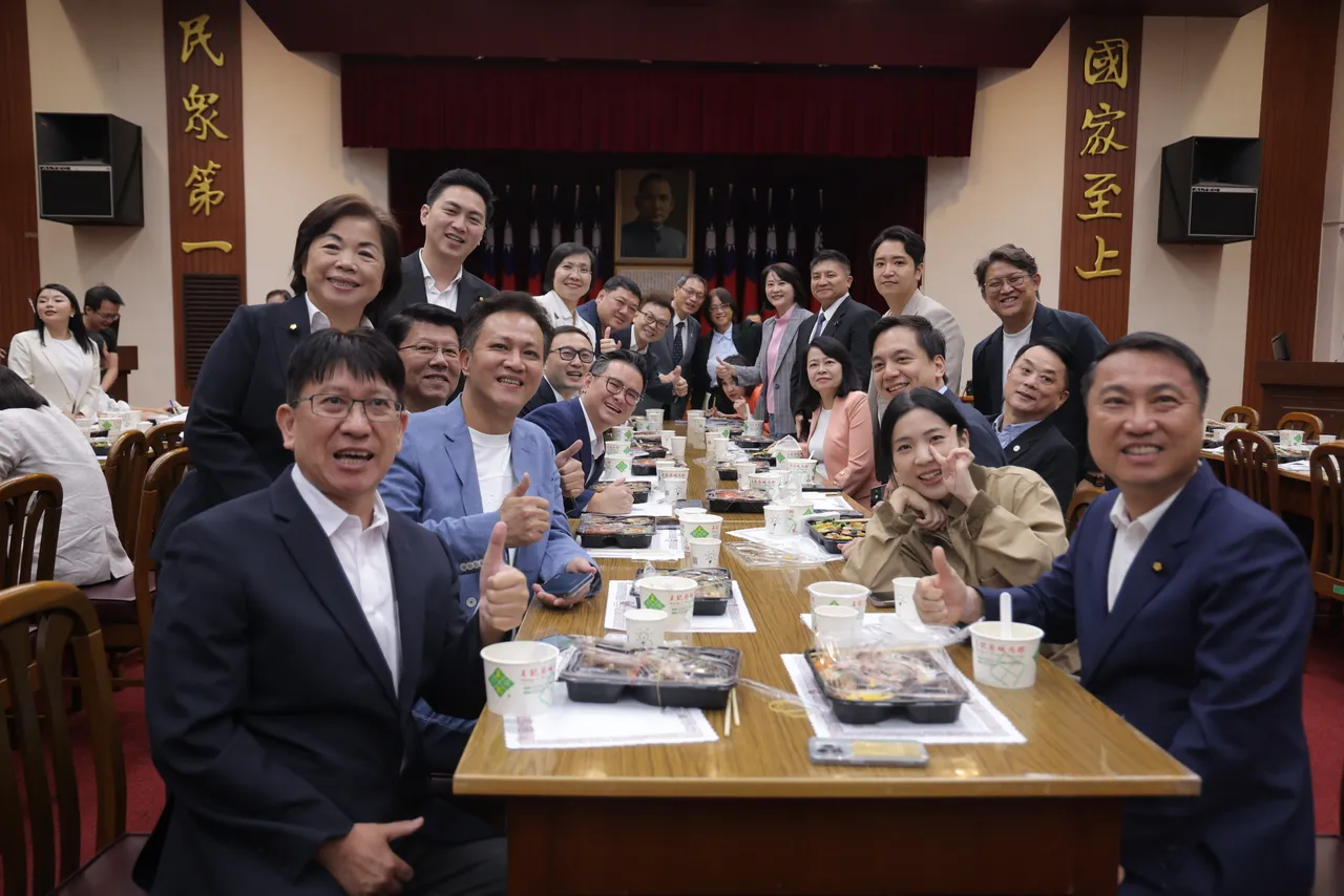 国民党主席当选人郑丽文,20日拜会国民党立院党团,党团准备120元便当。彭欣伟摄