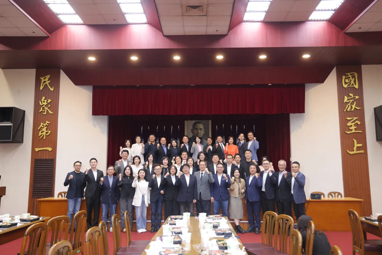 国民党主席当选人郑丽文,20日拜会国民党立院党团,党团准备120元便当。彭欣伟摄