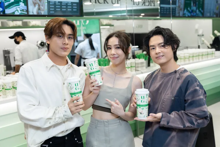 告五人為代言的茶飲品牌在香港海港城港威店開幕站台。相信音樂提供