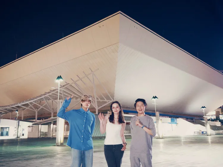 告五人到紅磡體育館探勘，期待有一天在此開唱。相信音樂提供