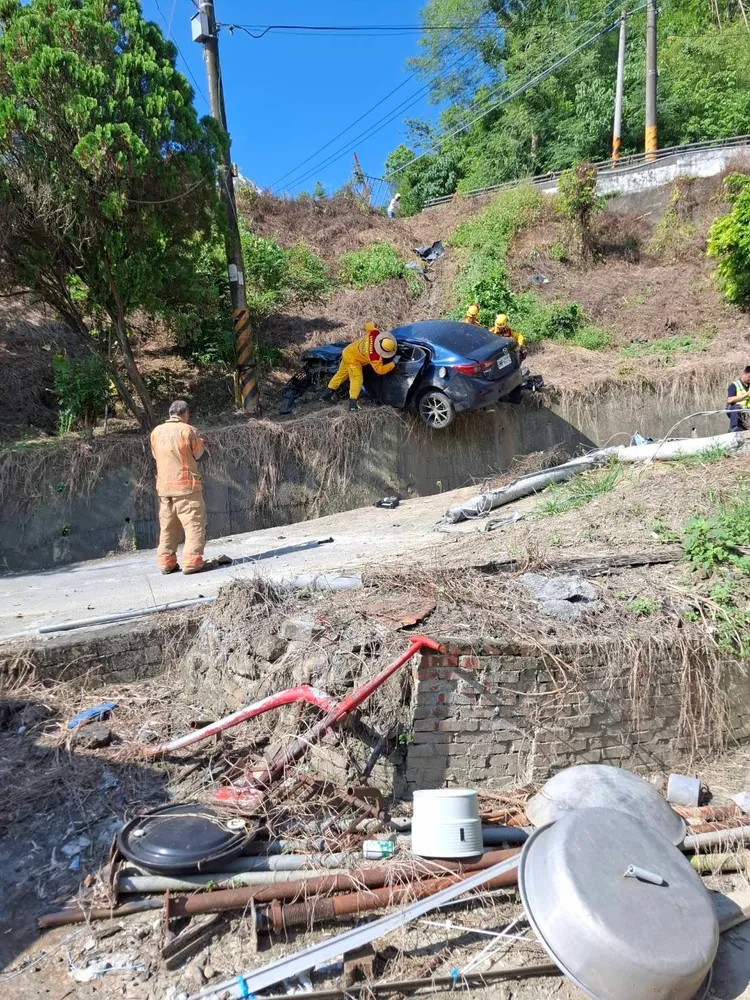 自小客下坡未減速，失控擦撞機車再撞電桿，騎士傷重不治，車上2人輕傷。翻攝畫面