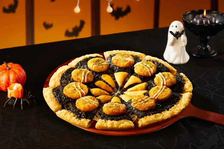 「黑咖哩黃金豬排比薩」即日起限時限量登場，期間限定單點優惠價399元。必勝客提供