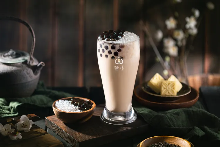 翰林全台門市即日起至10/31，每週六、日、一加碼推出熱銷飲品「熊貓珍奶」外帶大杯買一送一限定優惠。翰林茶館提供