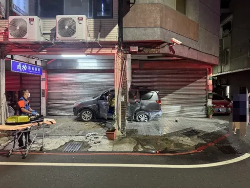 失控片!休旅車撞進路旁中醫診所 居民驚驚:若白天就「吃力了」