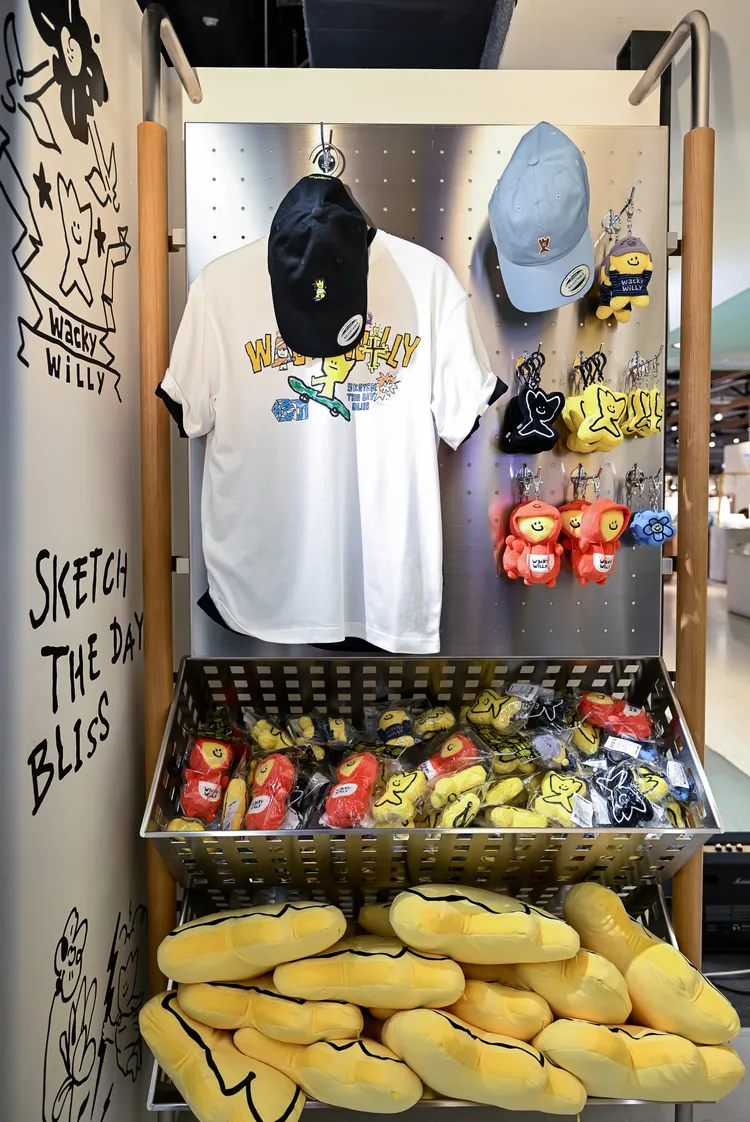 店內擺出各種吊飾、抱枕。品牌提供