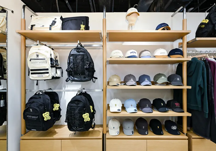 棒球帽與包包類也種類齊全。品牌提供