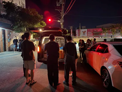 恸!给「挖土机超人」最高慰问!赖清德亲赴灵堂捻香