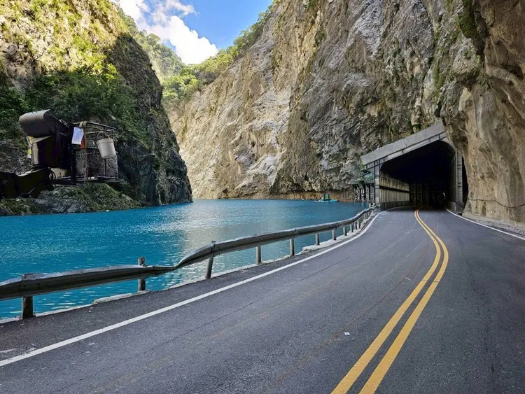 明、後天山區可能降雨，立霧溪堰塞湖危機尚未解除。翻攝太魯閣國家公園臉書