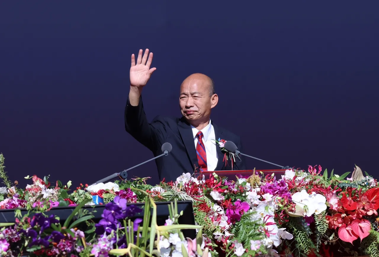 立法院长韩国瑜身穿深蓝色西装,领带是鲜红色打底,上面有深蓝色斜条纹。彭欣伟摄