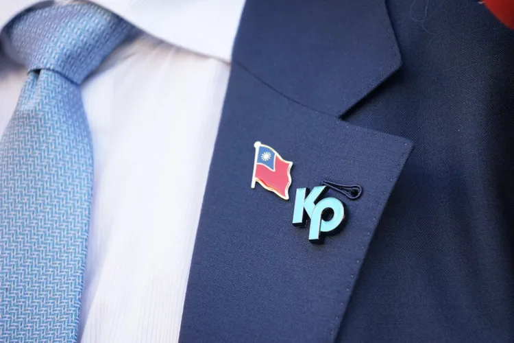 黃國昌胸前佩戴國旗徽章略高於KP徽章，象徵柯文哲強調的「國家利益高於政黨利益」。邱筠媜攝