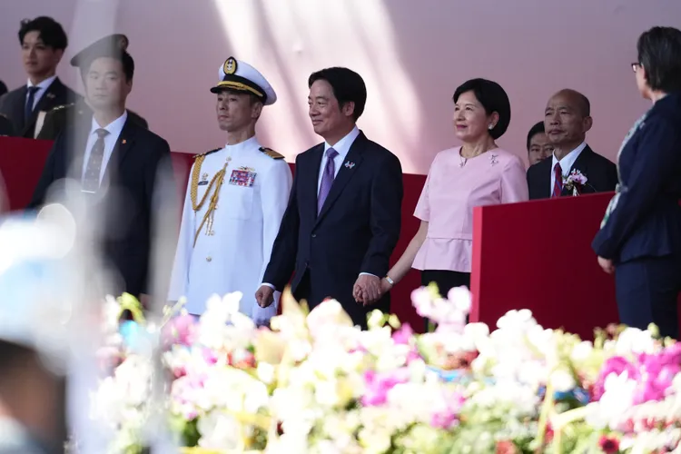 第一夫人吳玫如身著淺粉色上衣搭配黑色過膝裙。彭欣偉攝