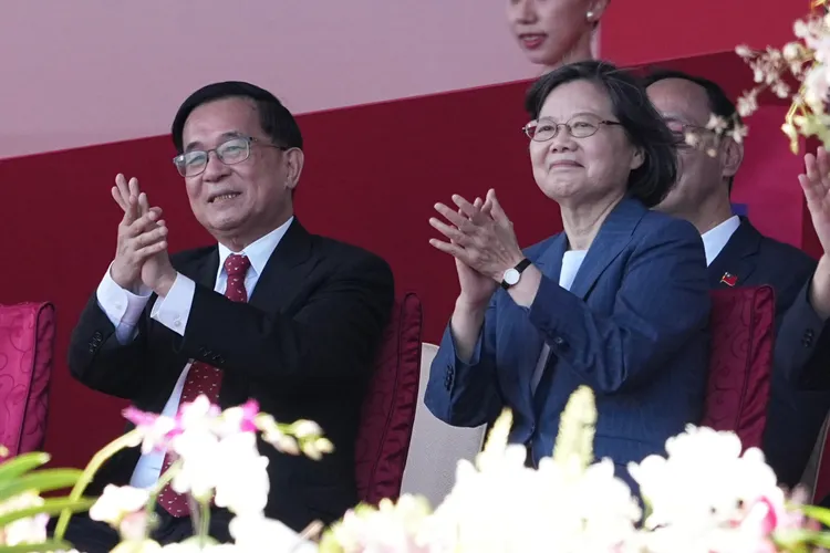 前總統蔡英文、陳水扁出席國慶大會。彭欣偉攝