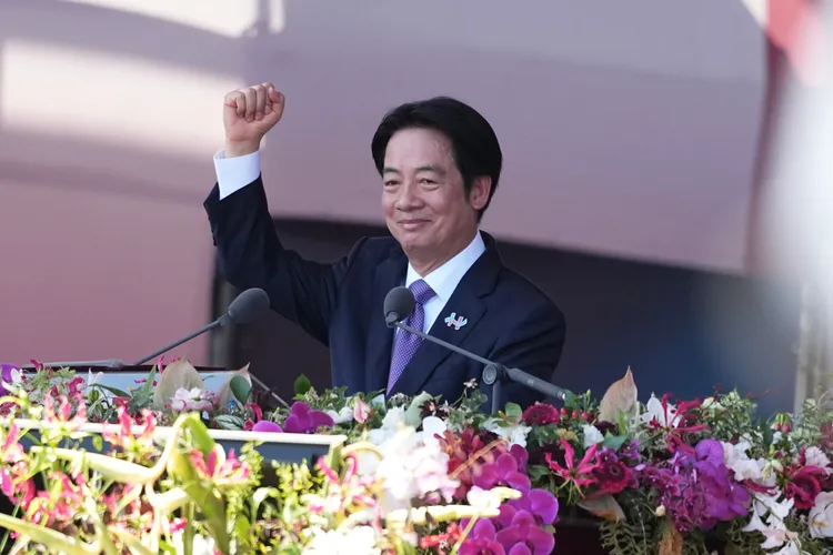 總統賴清德出席國慶大會搭配最愛的「紫領帶」。彭欣偉攝