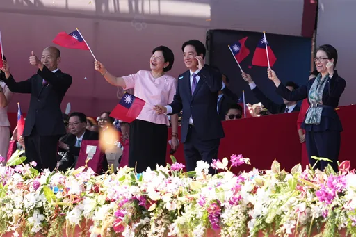 多圖|國慶穿搭一次看!賴清德打最愛「紫領帶」 黃國昌胸前徽章藏玄機
