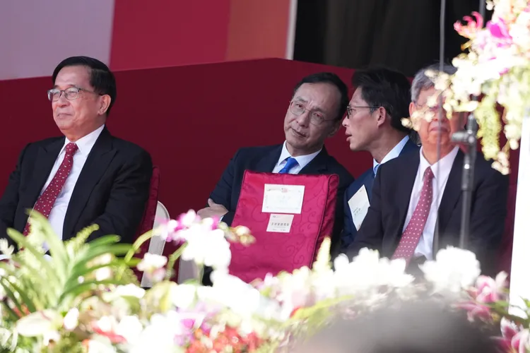 國民黨主席朱立倫與民眾黨主席黃國昌交談。彭欣偉攝