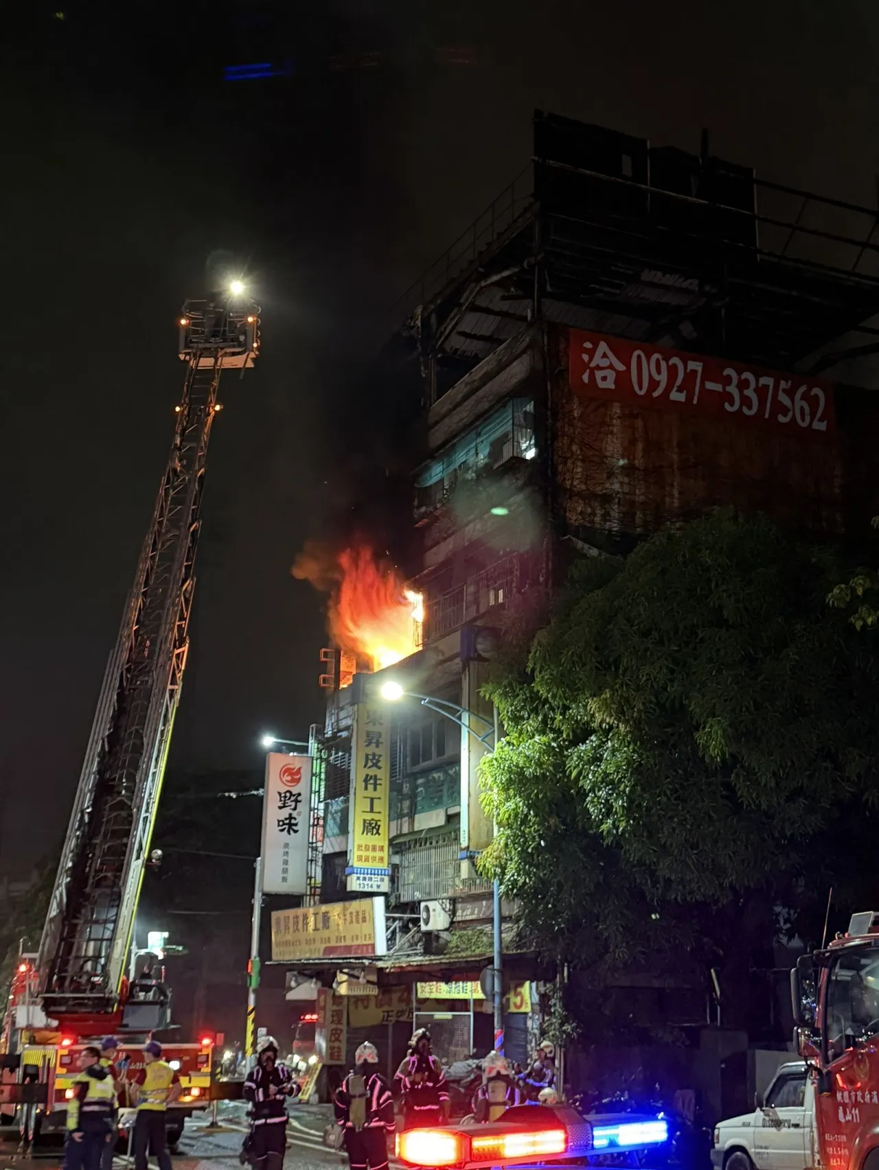 桃园龟山民宅起火,警消救出4人。翻摄画面