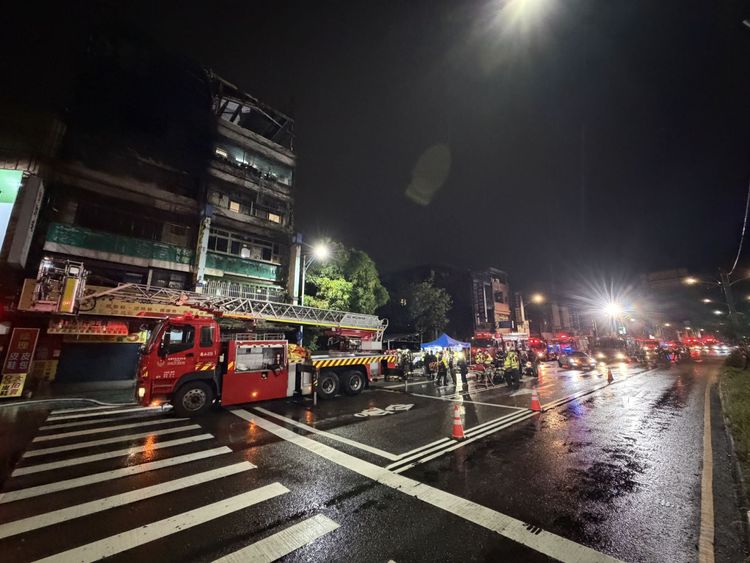 桃園龜山公寓起火 4人救出2送醫