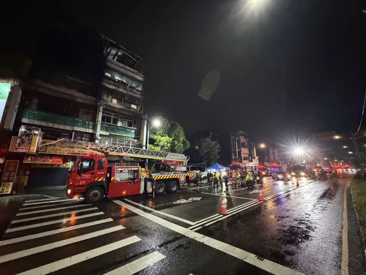 桃园龟山民宅起火,警消救出4人。翻摄画面