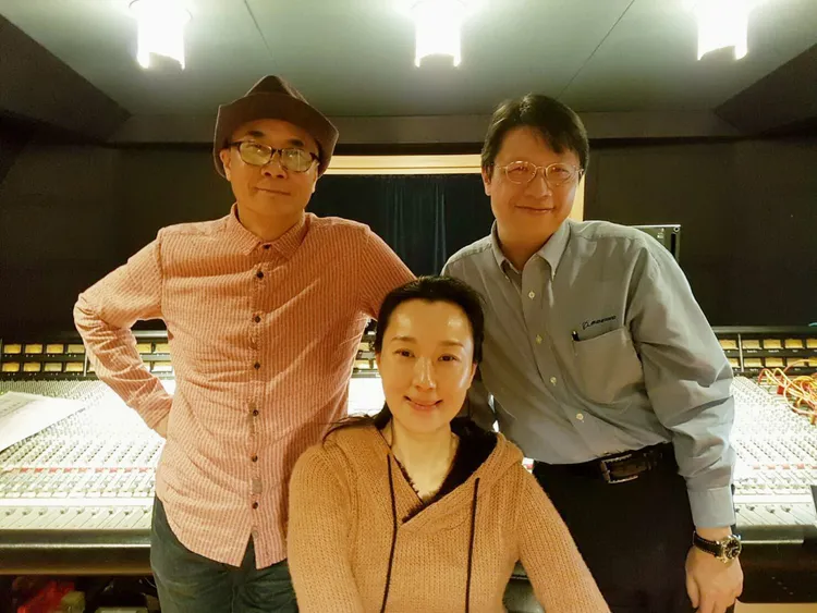 坣娜（中）於2018年錄完一張翻唱專輯，由曹俊鴻（左）製作、彭斯民監製，可惜後來因故未發行。翻攝彭斯民臉書