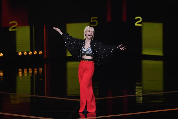 主持人Lulu開場載歌載舞。三立提供