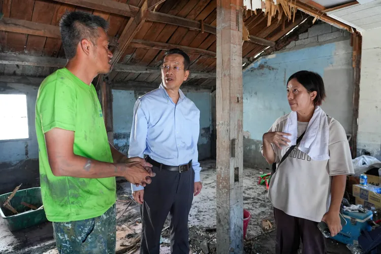 國防部長顧立雄特別前往東引指揮部邱上士家中探視，了解受災情形及需協助事項。國防部提供