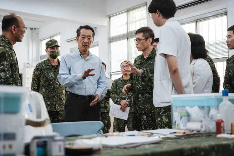 國防部長顧立雄慰問救護站官兵。國防部提供