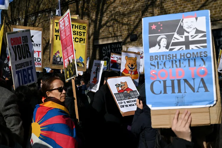 中國駐英國大使館的新建案選地在電話公司附近，引發「監聽」安全疑慮，此外，反中國的香港民主派、西藏獨立組織也常在預定地舉行示威。路透社