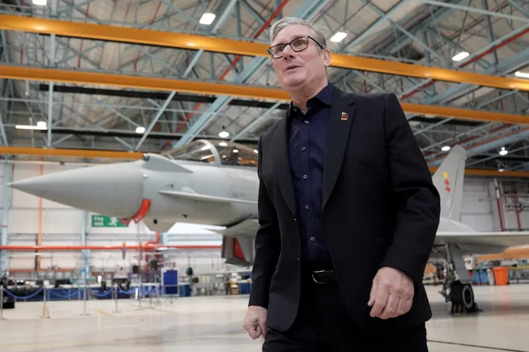 面对中国抗议与舆论压力,英国首相施凯尔表示关于中国大使馆建案的审批「不接受任何人施压」。图为他28日巡视台风式战机工厂。路透社