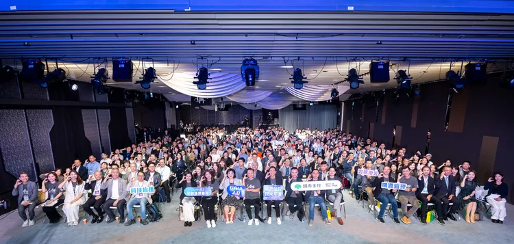 「2025國泰金控技術年會」吸引逾5,000人報名參與，線上與現場同時觀看人數突破2,500人，顯示各界對AI技術應用與金融創新的高度關注。國泰金控提供