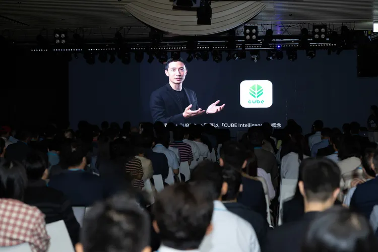 國泰金控科技長姚旭杰以AI分身驚喜開場，並以華語、英語、日語及越南語致詞，展現AI跨語言應用實力。國泰金控提供