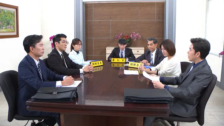 《好運來》法庭戰,全劇組屏息以待,丁力騏(左起)、吳政澔、蘇晏霈等人完美詮釋高張力戲碼。民視提供