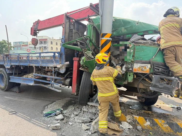 一輛大貨車失控衝撞號誌電桿，車頭嚴重變形，女乘客重傷送醫。翻攝畫面