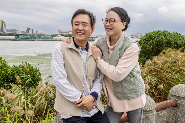 資深演員檢場（左）飾演師姑的先生，劇中雖台詞不多，卻是江柑師姑（陸小芬飾演）最強大的後盾。北投映像電影有限公司提供