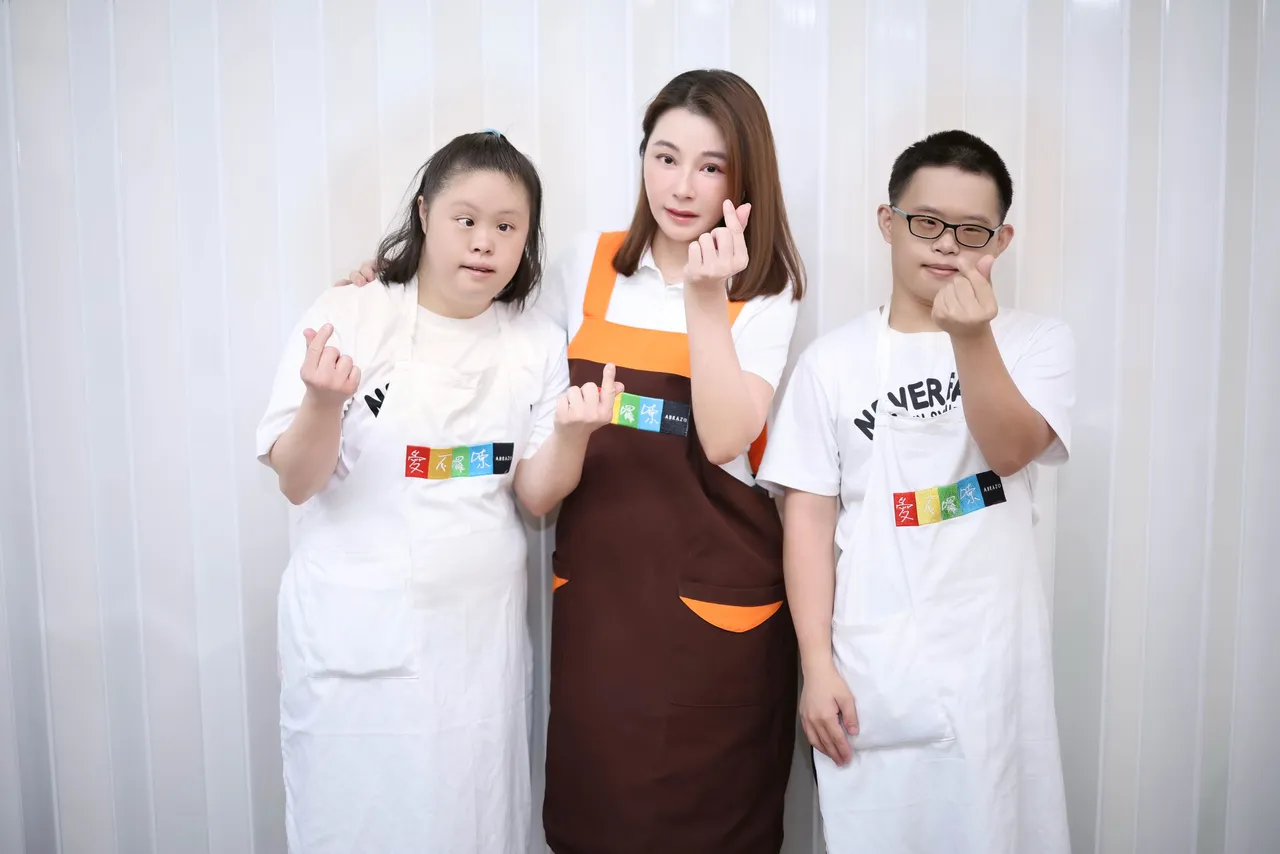 陈怡蓉(中)与唐宝宝们。圣缇雅提供