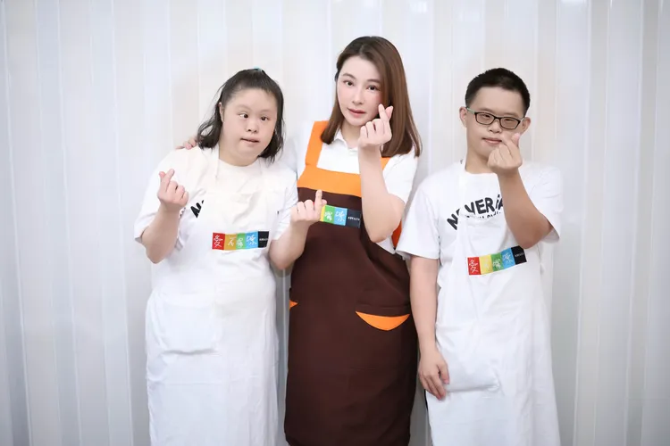 陳怡蓉（中）與唐寶寶們。聖緹雅提供