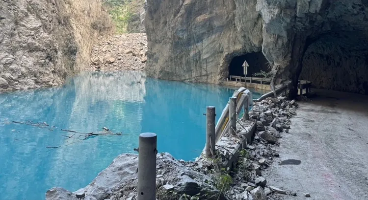 花蓮太魯閣燕子口步道，林保署昨天所攝畫面可見，水面直逼路面。