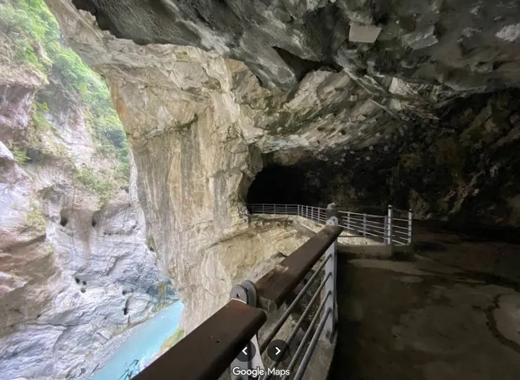 花蓮太魯閣燕子口步道，2021年Google Maps可見，水位相當低。