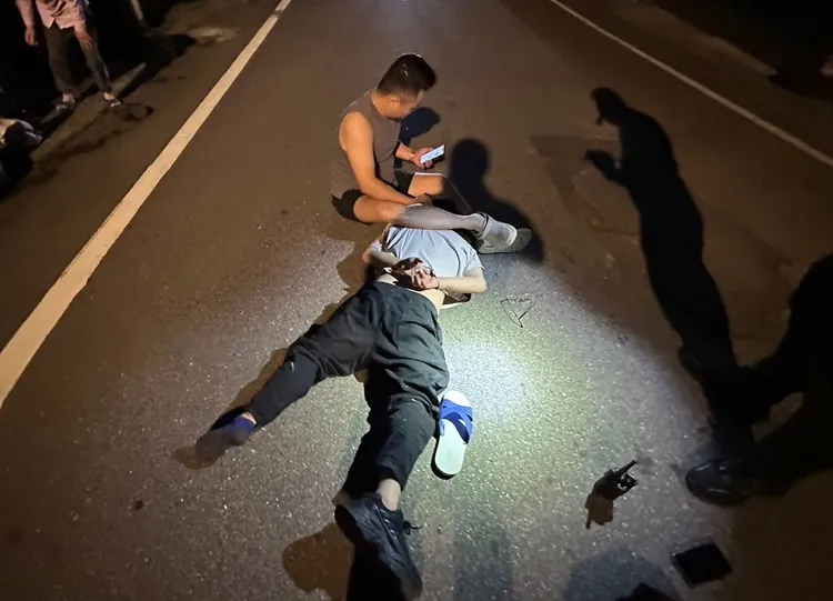 警员逮捕车手。中坜警分局提供