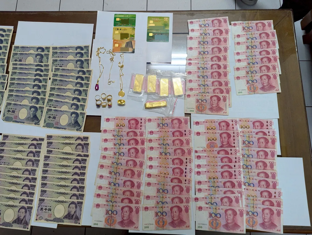 被害人准备交付的金条和现金。中坜警分局提供