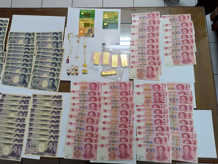 被害人準備交付的金條和現金。中壢警分局提供