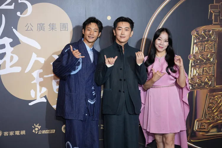 范瑞君（左起）、施名帥、黃冠智開心合影。彭欣偉攝
