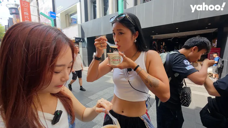 咪蕾（左）帶韓國女軍官吃阿宗麵線，盼增加台韓文化交流節目內容。《Yahoo x 咪蕾》提供