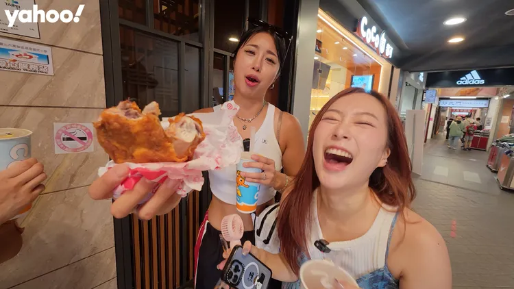 韓國女軍官（左）和咪蕾超級愛的台灣味─雞排配珍奶。《Yahoo x 咪蕾》提供