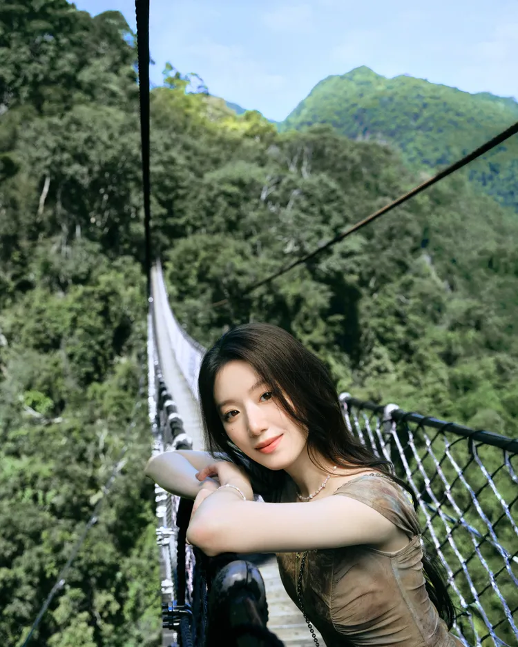 舒華為拍攝觀光廣告，首次走訪小烏來天空繩橋。桃園市政府觀光旅遊局提供