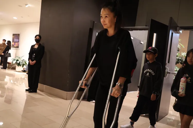 六月拄著拐杖入場。特勤中心攝