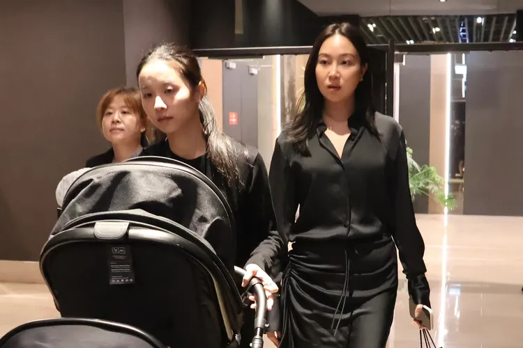 楊祐寧老婆阿梅（右）與友人一起進場。特勤中心攝