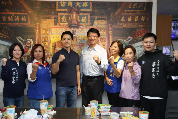 蔣萬安（左3）與謝龍介（左4）下午一同拜廟、逛市場。北市府提供